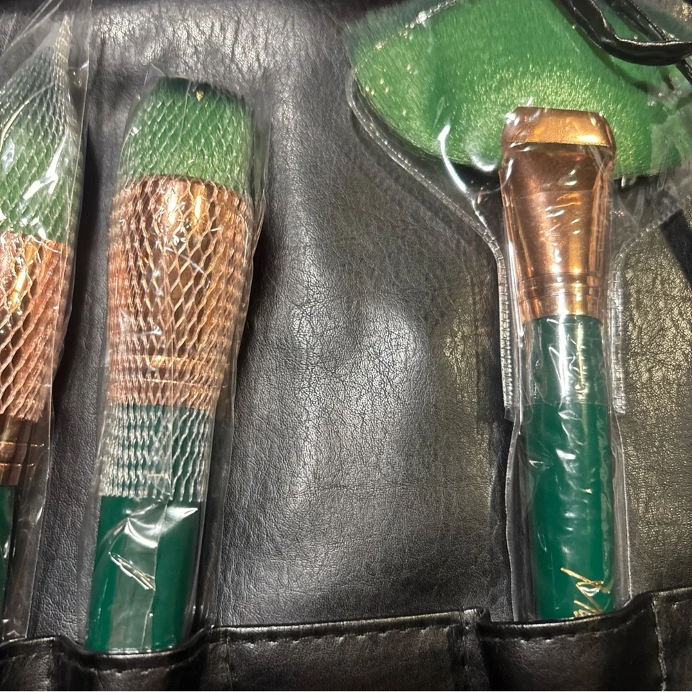 Mizz Cosmetics “Emerald 24 Pcs Makeup Brush Set”